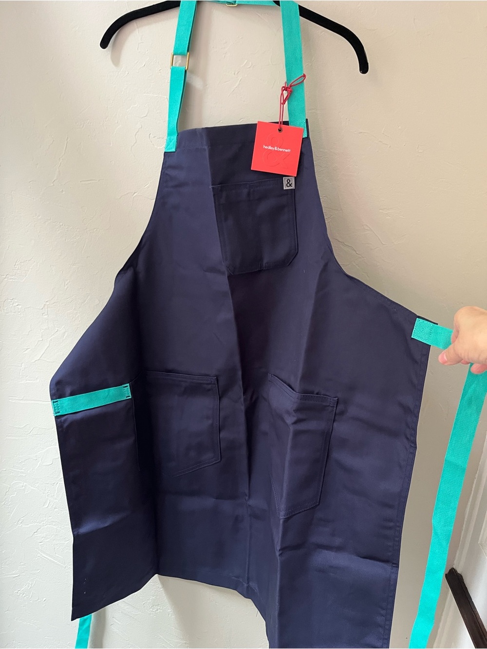 HEDLEY & BENNETT ESSENTIAL APRON IN MIDNIGHT & AQUA